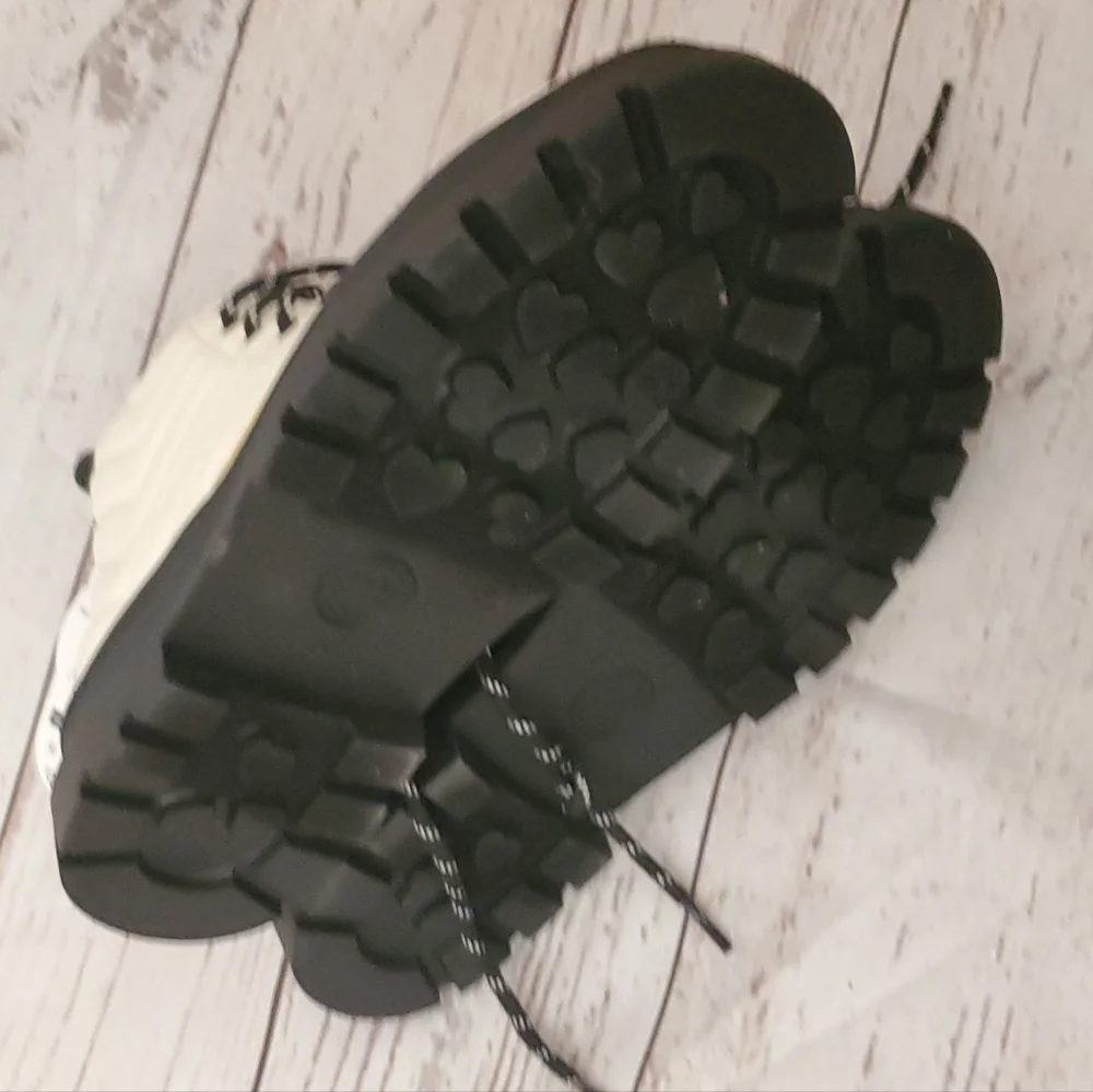 Wonder Nation girl's quilted combat boots with non-marking outsole ivory size 4